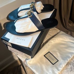 Gucci Blue Agata size 40 sandals. Navy. Gold hardware.